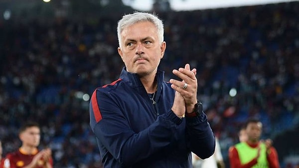 Jose Mourinho için Beşiktaş'ın da devreye girdiği belirtilirken tecrübeli çalıştırıcı  bugün Türkiye'den teklif aldığını doğrulamıştı.