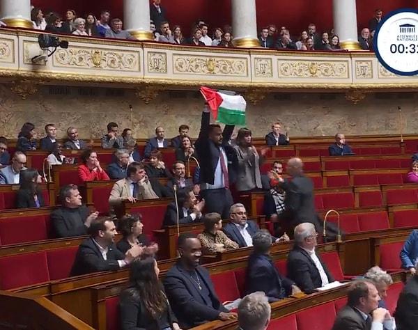 LFI Partisi Milletvekili Sebastien Delogu, oturumda Filistin bayrağı açtı.