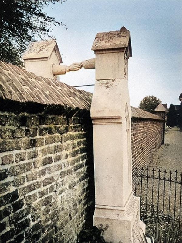 11. Farklı inançları nedeniyle birlikte gömülmelerine izin verilmeyen Katolik bir kadın ve Protestan kocasının mezarları. (1888, Hollanda)