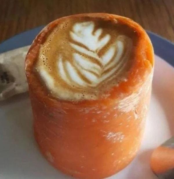4. Havuç içine hazırlanmış vegan cappuccino.
