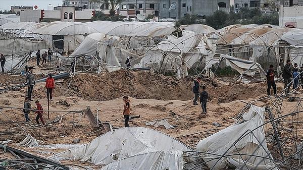 Milyonlarca insanın yaşadığı kenti gece gündüz bombalayan ve insanları çadır kentte yaşamaya mecbur bırakan İsrail, çadır kentileri de vurmayı başardı.