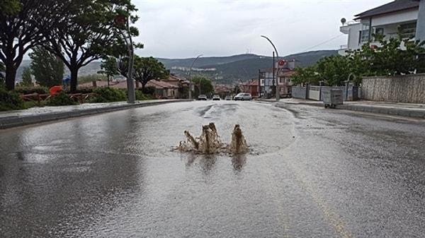 Yozgat'ta saat 17.00 sıralarında kuvvetli sağanak yağışı günlük hayatı olumsuz etkiledi. Mazgalların tıkanması sonucu yağmur suları taşarken, Sungurlu Caddesi Kırıklı mevkisinde yamaçtan akan çamur trafiğin aksamasına neden oldu.