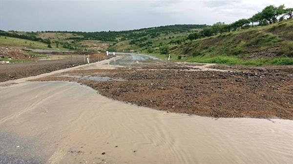 Yerköy ilçesine bağlı Saray köyü yakınlarından geçen Yüksek Hızlı Tren hattı da sel suları nedeniyle hasar gördü. Kuvvetli yağış sonrasında, sel suları rayların altındaki dolgu malzemelerini sürükledi.