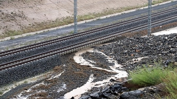 Trafik ekipleri sürücüleri uyarırken, Yozgat Belediyesi ve Karayolları ekipleri yollarda temizlik çalışması yaptı.