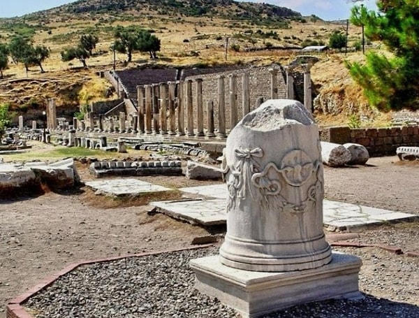 Yaşlı adam, sütü içtikten sonra olduğu yerde uyuyakalır. Ölmesi beklenen adam, aslında sağlığına kavuşmuştur!