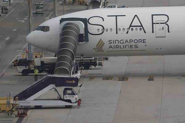 21 Mayıs’ta yaşanan olayın ardından başlatılan incelemenin ön raporu açıklandı. Singapur Ulaştırma Bakanlığı'na bağlı Ulaştırma Güvenliği Soruşturma Bürosu (TSIB) tarafından açıklanan rapora göre, yolcu uçağı türbülans sırasında 4.6 saniyede 178 feet yani 54 metre irtifa kaybetti.