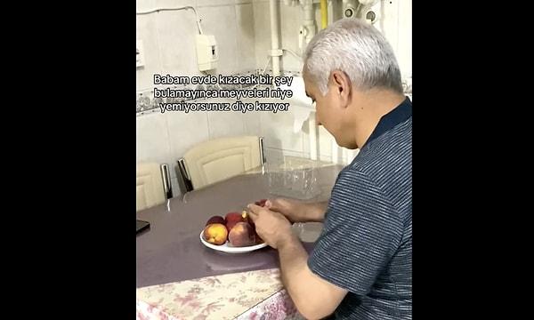 Bir TikTok kullanıcısı babasının, evdekiler meyve yemediği için mutfakta söylene söylene meyveleri yediği anları paylaştı.