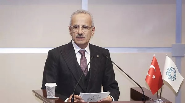 Bakan Uraloğlu da “Telefonla ve ya bir mesajla ve ya e-maille neler paylaşmamız gerektiğine gerçekten dikkat etmemiz lazım. Milyonlarca, hatta milyarlarca dolar vererek yaptığınız yatırım bir tane, basit bir bilgisayarla devre dışı bırakılabiliyor. Benim adıma arama memleket adına zararlı bir girişim değildi ama ilgilisini bulduk, gerekli yaptırımları uyguladık” diye konuştu.