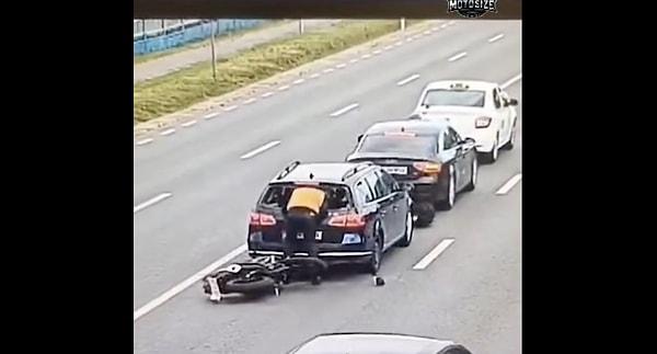Duran bir araca çarpan motosikletteki bir kişi havada takla atarken diğeri arabanın bagajına sıkıştı.