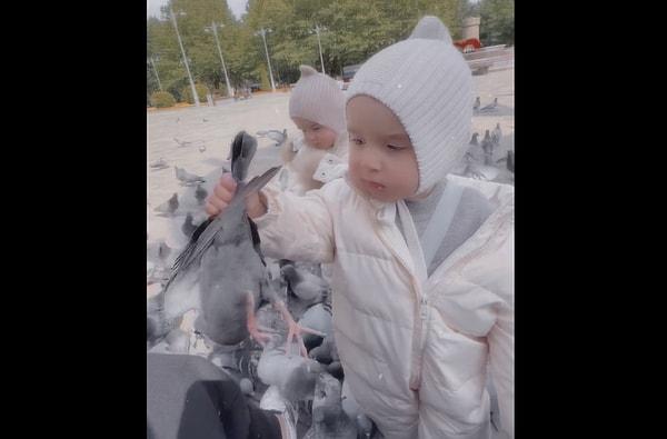 Bir anne, minik kızlarının hayvanlarla ilişkisini geliştirebilmeleri için onları kuşları beslemeye götürdü.