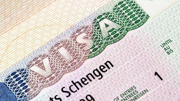 T24'ten Asya Tekyaşar'ın haberine göre, Macaristan Büyükelçiliği, Macaristan’a gitmek için Schengen vizesine başvuran Türk vatandaşının 8 günlük vize vermekle birlikte bu vizeye sınırları zorlarcasına bir de uyarı notu sıkıştırdı.