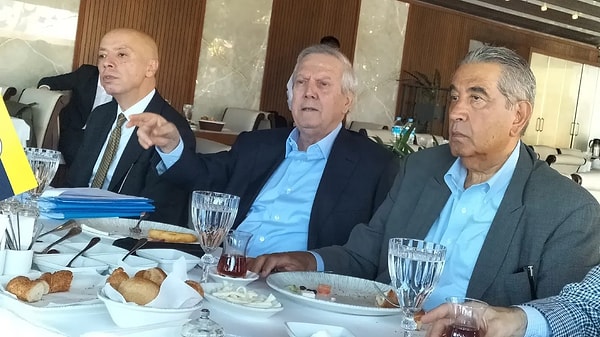 Aziz Yıldırım, Ali Koç ile girdiği başkanlık yarışında projelerini gazetecilere anlattı.