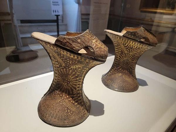9. Chopines 1500'lerin başlarında Venedik'te yaratılan kadın ayakkabılarıydı.