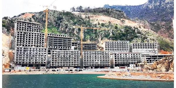 Marmaris Belediye Başkanı Acar Ünlü, Marmaris, Kızılbük'te yasağa rağmen inşaatın devam etmesine tepki gösterdi.