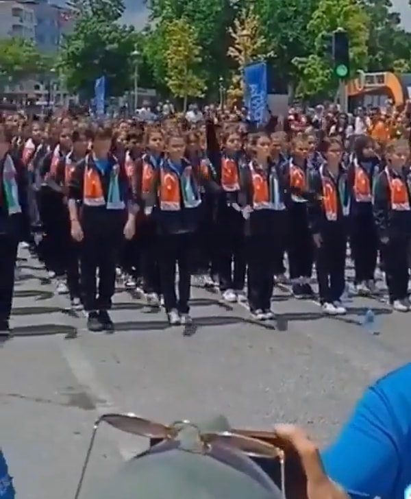 Filistin’in ulusal halk oyunu olan dabke’yi öğrenen öğrenciler küçük bir gösteri hazırladı.