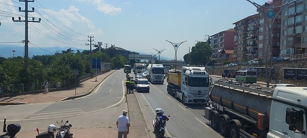 TEM Otoyolu'nun İzmit geçişi İstanbul istikametinde meydana gelen kazada, seyir halindeki otomobil otobüsle çarpıştı.