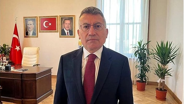 Havalimanlarındaki güvenlik alanına ilişkin düzenlemelerle ilgili AK Parti Grup Başkanı Abdullah Güler, tüm yolcuların, havacılık güvenliğinin ihlal edilmemesiyle sınırlı olmak üzere, havaalanlarına ve hava araçlarına geçerken yanlarındaki eşyaları ile teknik cihazlarla ve gerektiğinde de el ile kontrol edilebileceğini ve aranabileceğini belirtti.