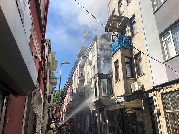 Ortaköy Mecidiye Mahallesi Büyükşekerci Sokak’ta sabah saatlerinde iki katlı tarihi binanın ikinci katında henüz bilinmeyen bir nedenle yangın çıktı.