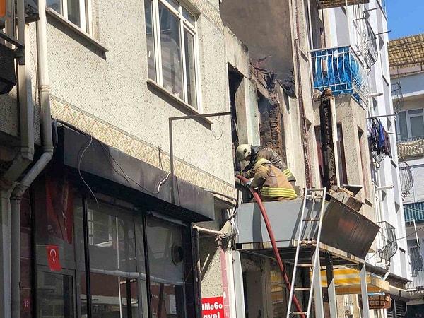 Yangını söndürülmesinin ardından soğutma çalışması yapan ekipler, yıkılma riski olan duvarları kazma ve kürek yardımıyla yıktı. Yangını son anda fark ederek kendini sokağa atan Güven Akıcı’nın, son yerel seçimlerde İstanbul Büyükşehir Belediyesi Başkanlığı için bağımsız aday olduğu ortaya çıktı.