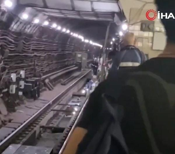 Moskova'daki metronun arızalanması sonucu bu talihsiz duruma denk gelen yolcular tünelden yürüyerek çıkmak zorunda kaldı.