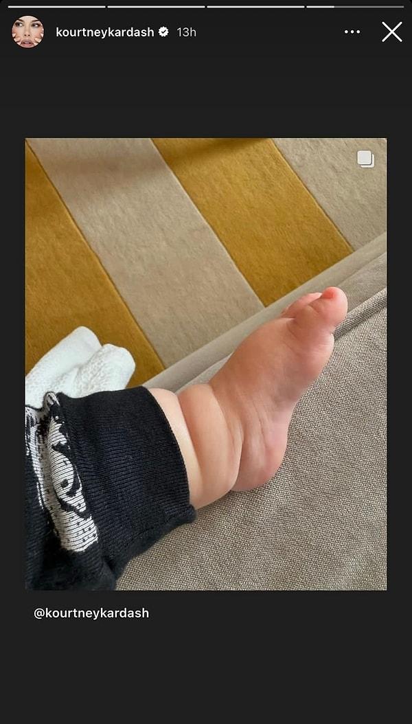 Kourtney Kardashian bebişinin ayağını paylaştı.