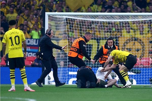 Borussia Dortmund ile Real Madrid arasındaki Şampiyonlar Ligi Finali, sahaya giren taraftarlar nedeniyle ilk dakikada durdu.