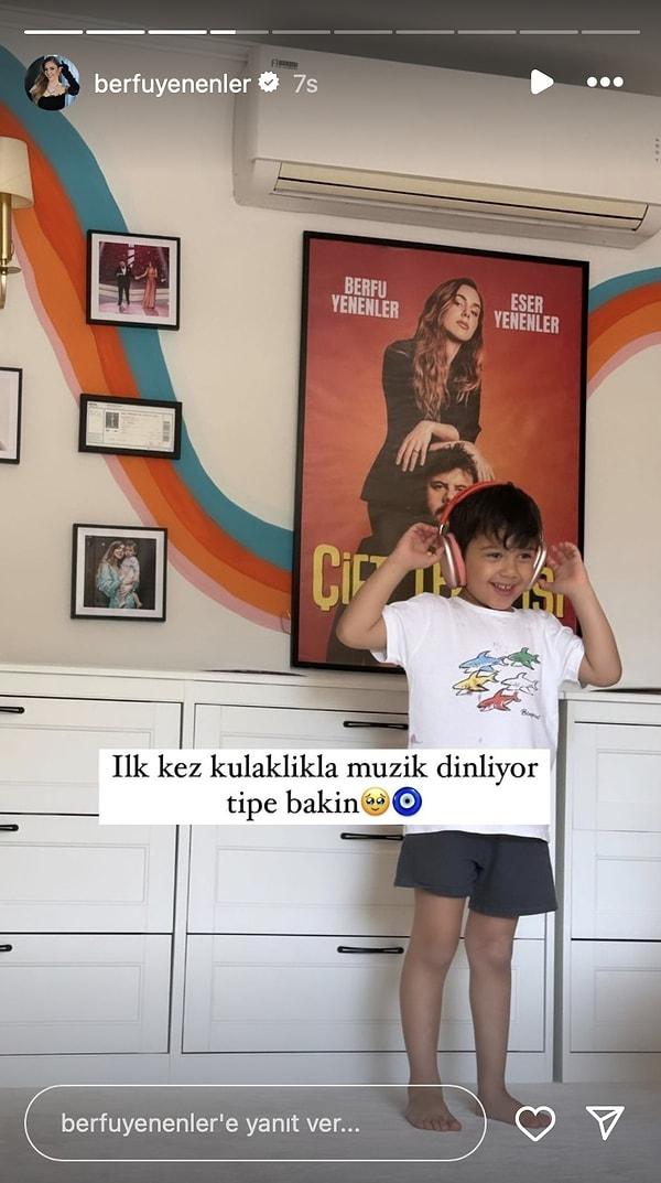 Berfu Yenenler, ilk kez kulaklıkla müzik dinleyen oğlunun mutluluğunu paylaştı.
