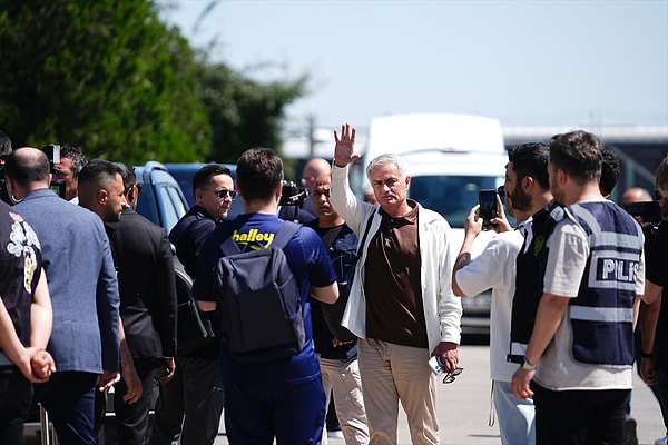 Portekizli çalıştırıcı, taraftarları selamladıktan sonra havalimanına geri dönerken, kendisini kalacağı otele götürecek helikoptere bindi.