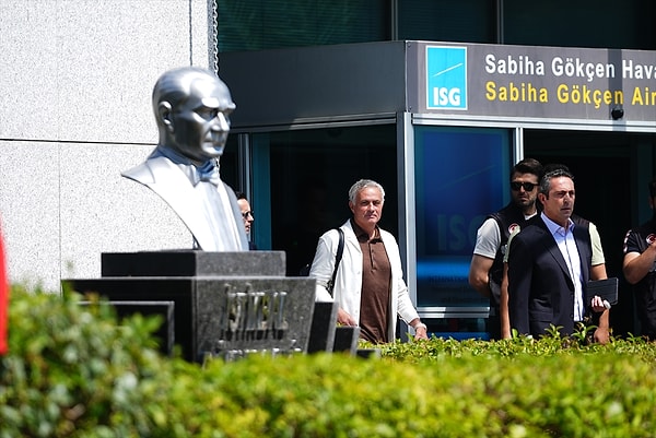 Jose Mourinho, bugün saat 19.00'da Ülker Stadı'nda düzenlenecek törenle kendisini Fenerbahçe'ye bağlayacak sözleşmeye imza atacak.