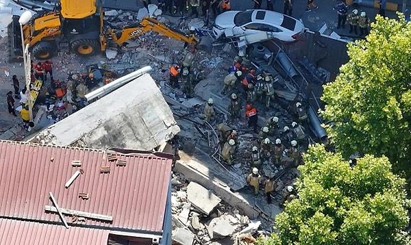 Altında dükkan olan ve kaçak kat çıkıldığı tespit edilen binanın kendi kendine yıkılması ise beklenen Büyük İstanbul Depremi öncesi yine korku yarattı.