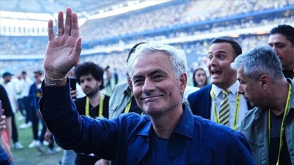 Dünyaca ünlü Portekizli teknik direktör Jose Mourinho Fenerbahçe'nin yeni çalıştırıcısı oldu.