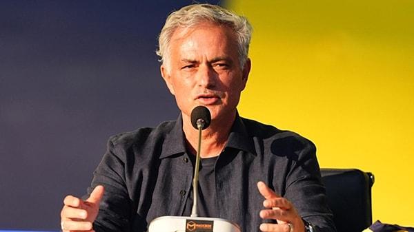 Fenerbahçe’de teknik direktörlük görevine getirilen Jose Mourinho için imza töreni düzenlendi.