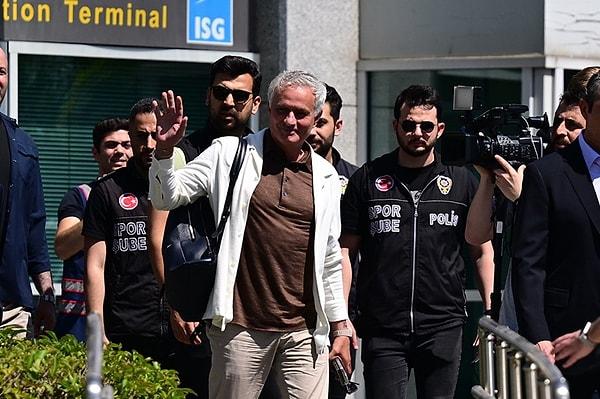 Dünyaca ünlü teknik adam Jose Mourinho'nun Fenerbahçe'ye gelmesi Türkiye futbol camiasında geniş yankı buldu.
