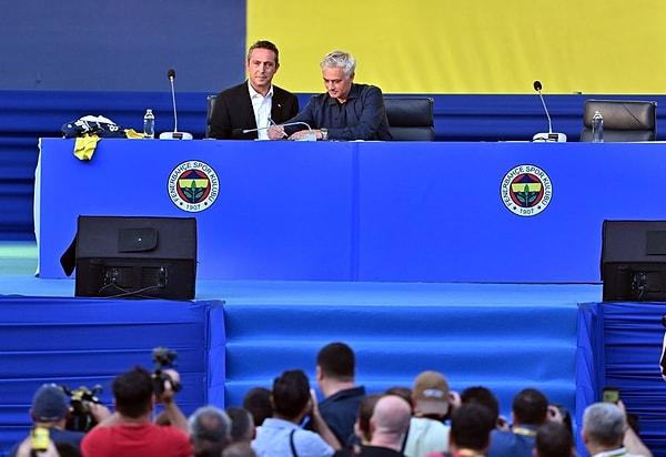 Fenerbahçe'nin İstanbul'a getirdiği dünyaca ünlü teknik direktör Jose Mourinho, dün Kadıköy Şükrü Saraçoğlu Stadyumu'nda 45 bin taraftar önünde 2+1 yıllık resmi imzayı attı.