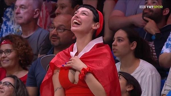 Karşılaşmada bir Türk kadın taraftarın sevinci, ekranlara getirilmişti.