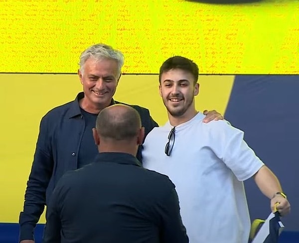 Güvenlik engellerini aşan ve Başkan Ali Koç'un elinden Fenerbahçe forması alan taraftar Mourinho ile hatıra fotoğrafı çektirmeyi başardı.