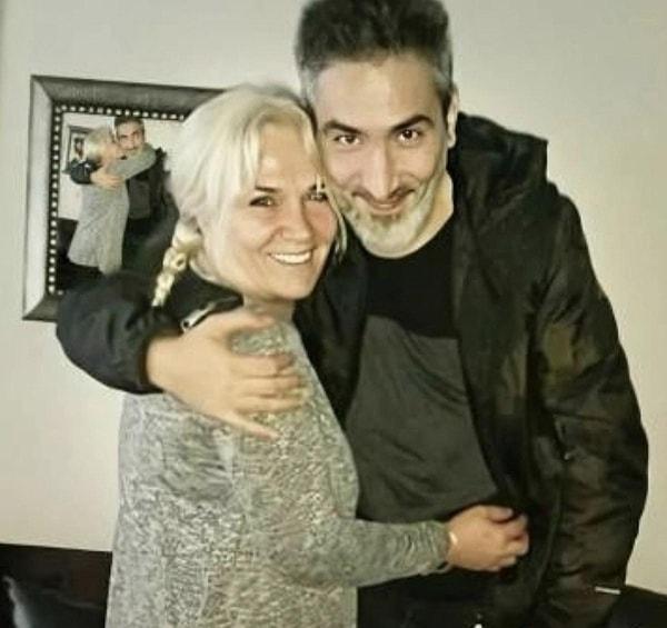 Biliyorsunuz, Rap müziğin usta ismi Sagopa Kajmer bugün aldığı acı haberle sarsılmıştı. Ünlü rapçinin annesi Serpil Özyavuz, 71 yaşında tedavi gördüğü hastanede hayatını kaybetti.