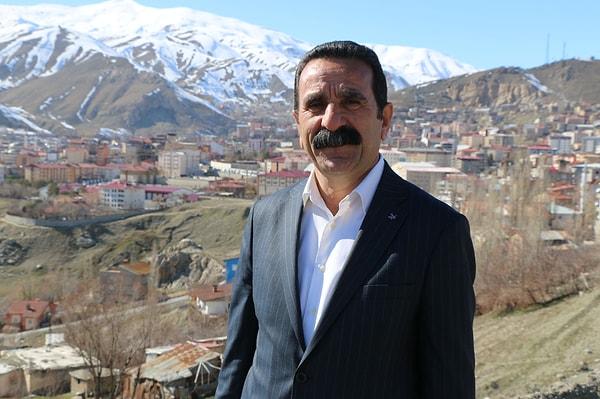 Baskında Hakkari Belediye Eş Başkanı Mehmet Sıddık Akış, gözaltına alındı yerine kayyum atandı. İçişleri Bakanlığı’ndan yapılan açıklamada, Akış’a üç ayrı başlıkta PKK üyeliği iddiasına yönelik suçlamalar yöneltiliyor.