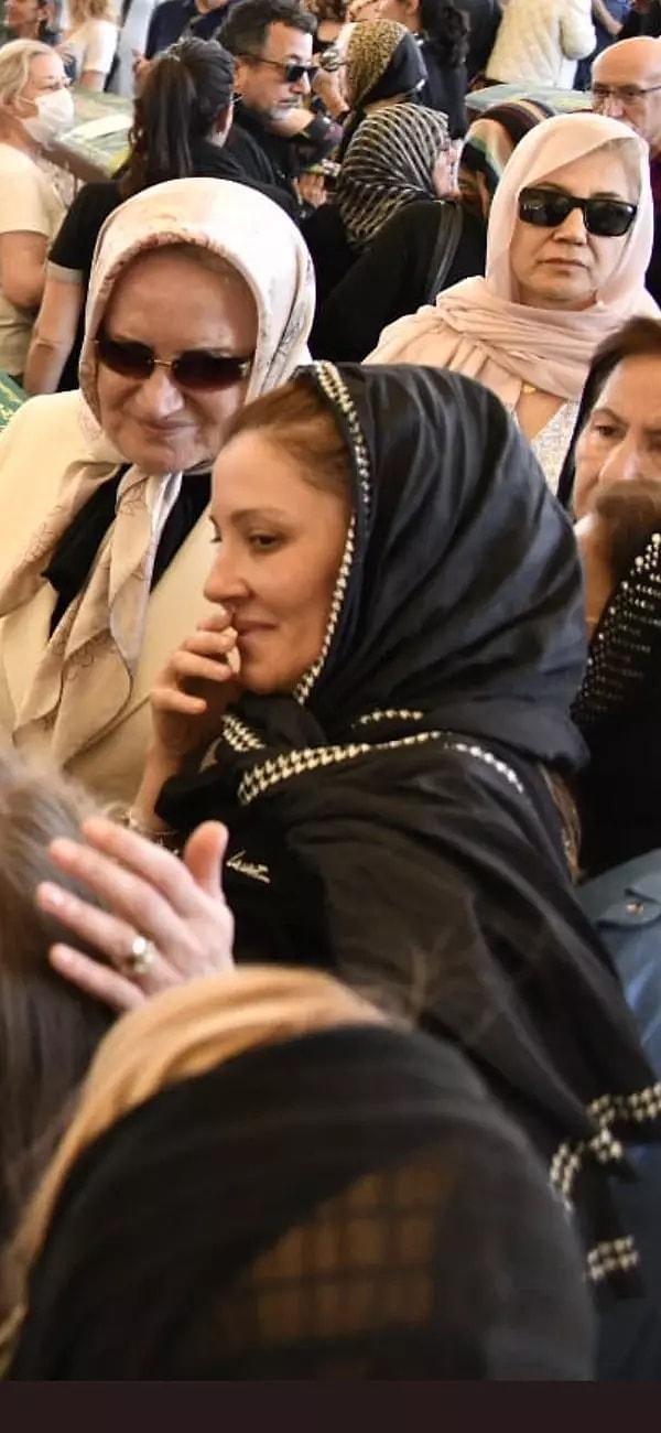 Geçtiğimiz saatlerde, Meral Akşener, Özel Kalem Müdiresi Esma Bekar’ın kayınpederi Mehmet Ayhan Bekar’ın cenazesine katılan Akşener, aylar sonra ilk kez görüntülendi.