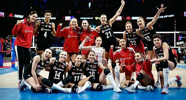 Türkiye A Milli Kadın Voleybol Takımı, ABD'de düzenlenen FIVB Milletler Ligi'nin (VNL) ikinci hafta mücadelesindeki dördüncü maçta ev sahibi ABD Kadın Voleybol takımını, soluk soluğa geçen maçta 3-2 yendi.