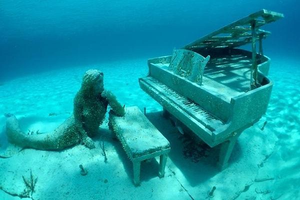 9. The Musician, Steinway konser piyanosunun kopyası ve denizkızı heykeli