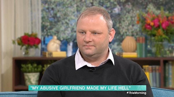 Gareth Jones ise kız arkadaşına verilen bu cezanın az olduğunu düşünüyor. Aynı şeyleri yapan kişinin bir erkek olması durumunda daha çok ceza alacağını iddia ediyor.