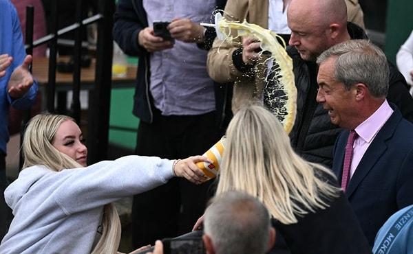 Victoria adlı genç kadın Nigel Farage’ın yüzünü hedef alarak milkshake fırlattı.
