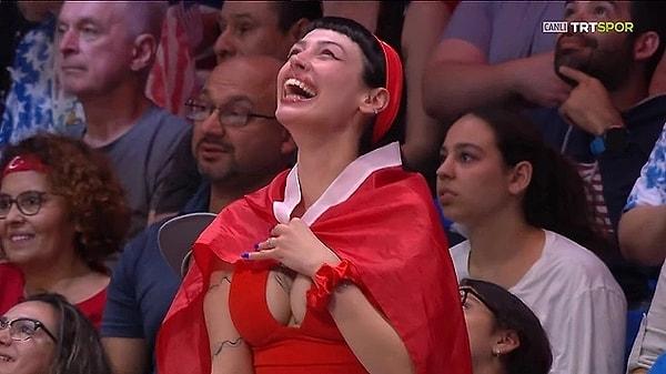 Karşılaşma esnasında bir Türk kadın taraftarın sevinci ekranlara getirildi. Kadın taraftarın sevindiği anlar, sosyal medyada viral oldu.