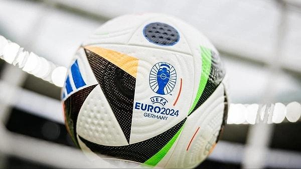 Almanya'nın ev sahipliği yapacağı 2024 Avrupa Futbol Şampiyonası'nın (EURO 2024) başlamasına 2 hafta kala, deve organizasyonun ülkemizdeki yayıncısı TRT SPOR, maçlarda görev alacak spikerlerini tanıttı. Spiker tercihleri, futbolseverler tarafından tam not aldı.