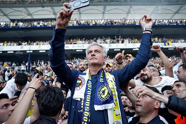 Halk TV'de İsmail Küçükkaya'nın sorularını yanıtlayan Fenerbahçe Başkanı Ali Koç,  Mourinho transferin detaylarını paylaştı.