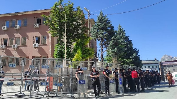 İki gündür Adliye binası önündeki polis yoğunluğu bu sabah daha da artırıldı. Adliyenin bulunduğu caddede çok sayıda zırhlı polis aracı konuşlandırıldı.