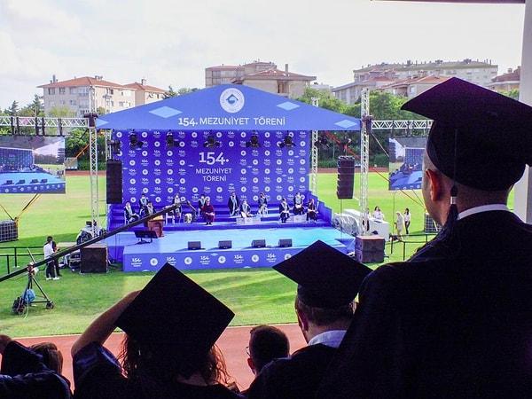 Boğaziçi Üniversitesi’nde en son 2021 yılında yapılan mezuniyet töreninde öğrenciler rektöre sırtını dönmüş ve protesto etmişti.