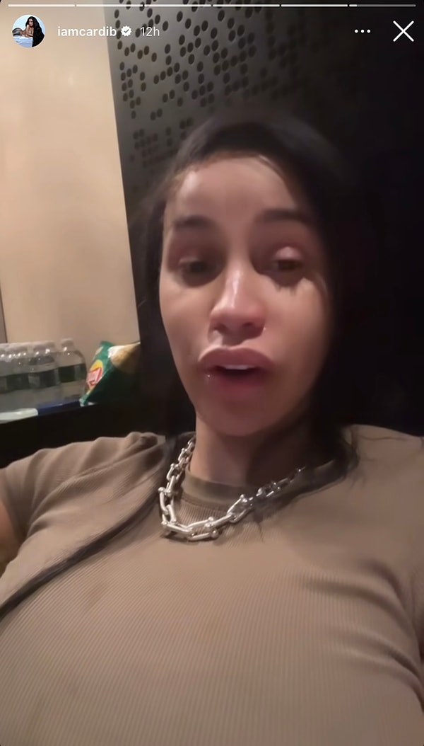 Cardi B makyajsız takipçilerine seslendi.