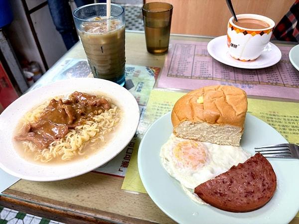 10. "Hong Kong kahvaltısı olabilir. Genellikle congee, kızarmış hamur çubukları, pirinç noodle ruloları ve bir fincan sütlü çaydan oluşur."
